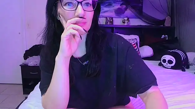 Snapshot of CrystalLakeXO chatting on 5, 5, 2026 CrystalLakeXO online show from 5, 5, 2026