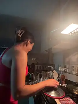 Snapshot of SaraParisi chatting on 28, 10, 2025 SaraParisi online show from 28, 10, 2025