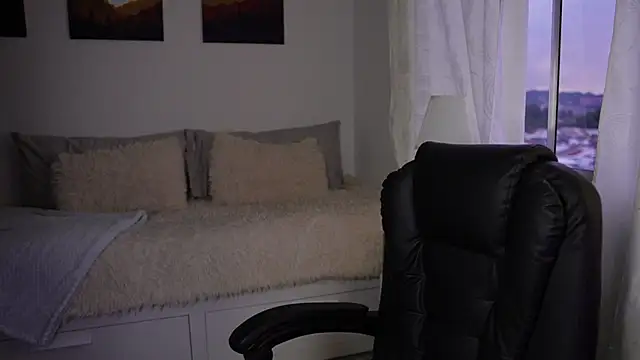 Snapshot of SaraParisi chatting on 25, 10, 2025 SaraParisi online show from 25, 10, 2025