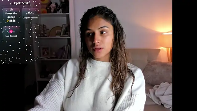 Snapshot of SaraParisi chatting on 20, 10, 2025 SaraParisi online show from 20, 10, 2025