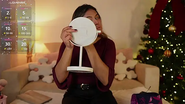 Snapshot of SaraParisi chatting on 17, 11, 2025 SaraParisi online show from 17, 11, 2025