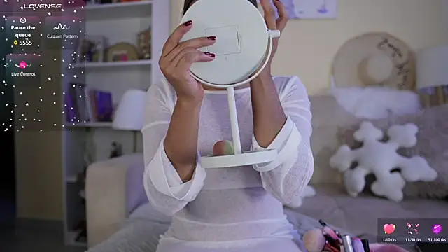 Snapshot of SaraParisi chatting on 8, 11, 2025 SaraParisi online show from 8, 11, 2025