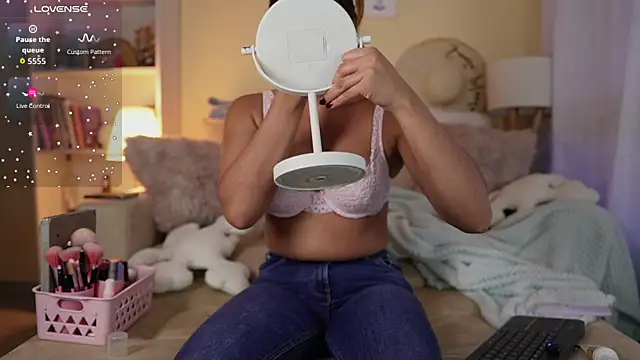 Snapshot of SaraParisi chatting on 10, 11, 2025 SaraParisi online show from 10, 11, 2025