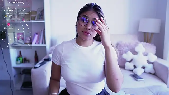 Snapshot of SaraParisi chatting on 21, 10, 2025 SaraParisi online show from 21, 10, 2025