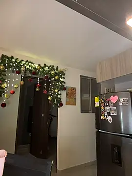 Snapshot of SaraParisi chatting on 24, 11, 2025 SaraParisi online show from 24, 11, 2025