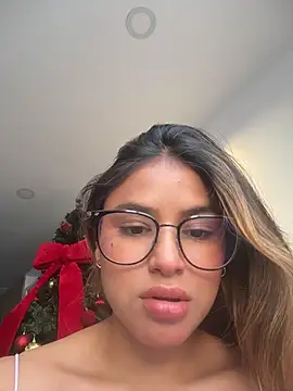 Snapshot of SaraParisi chatting on 23, 11, 2025 SaraParisi online show from 23, 11, 2025