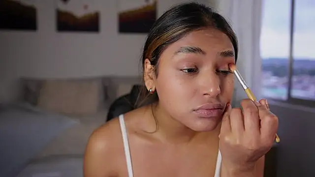 Snapshot of SaraParisi chatting on 23, 10, 2025 SaraParisi online show from 23, 10, 2025