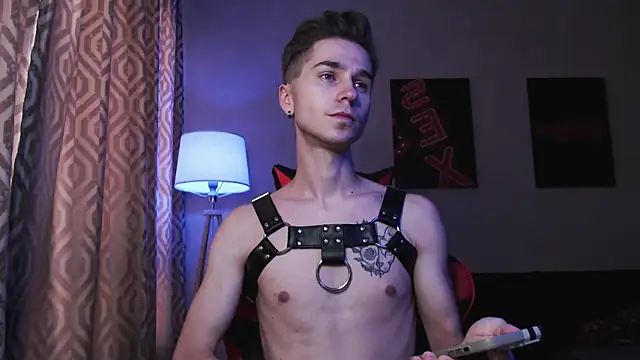 Joseph  Quinn online show from 17, 10, 2025