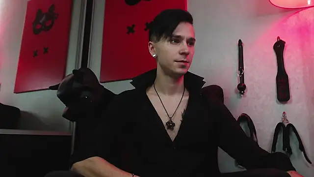 Joseph  Quinn online show from 4, 2, 2025