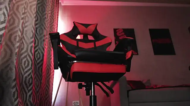 Joseph  Quinn online show from 31, 10, 2025