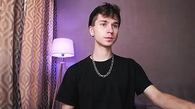 Joseph  Quinn online show from 8, 10, 2025