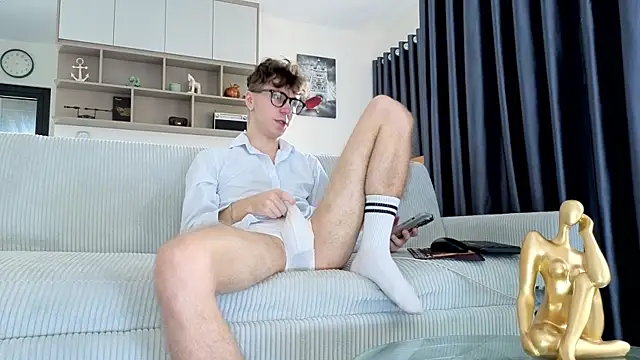 Joseph  Quinn online show from 20, 12, 2025