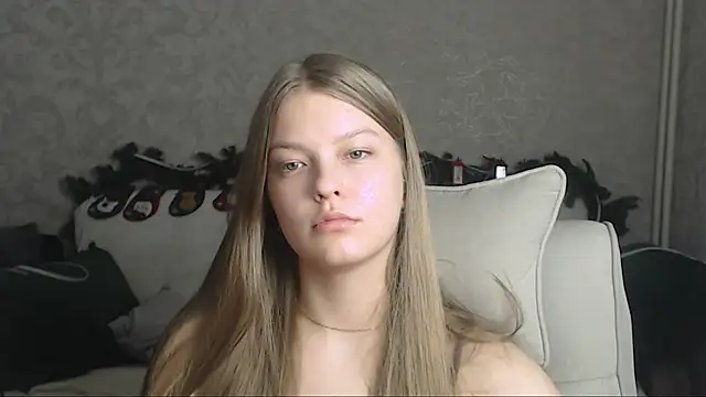 Snapshot of EmySway chatting on 4, 1, 2025 EmySway online show from 4, 1, 2025