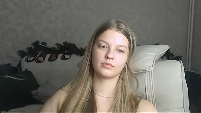 Snapshot of EmySway chatting on 4, 1, 2025 EmySway online show from 4, 1, 2025