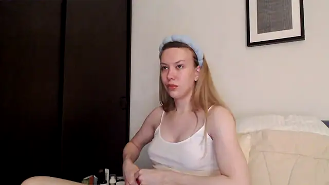 Snapshot of Scarlettford chatting on 15, 11, 2025 Scarlettford online show from 15, 11, 2025