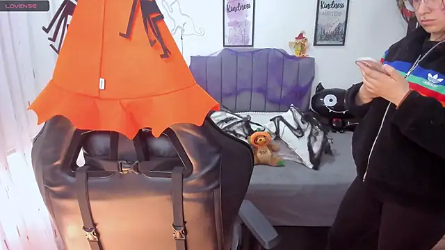 Amy joones online show from 25, 10, 2025