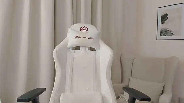 SuzyJamess online show from 27, 12, 2024