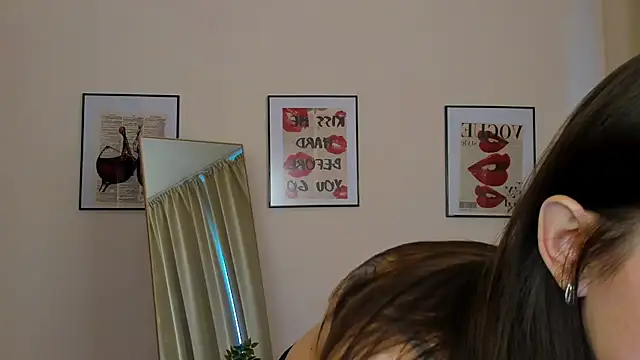 SuzyJamess online show from 25, 2, 2025