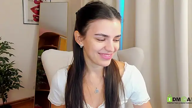 SuzyJamess online show from 12, 3, 2025