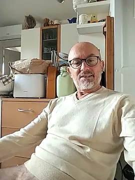 Snapshot of MadProfessor chatting on 28, 10, 2025 MadProfessor online show from 28, 10, 2025