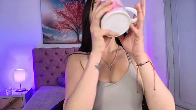 Julianaa Castro  online show from 18, 11, 2025