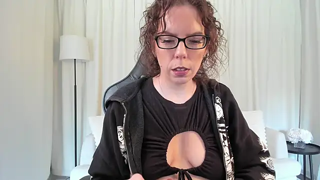 Snapshot of SaraDesirexo chatting on 12, 5, 2026 SaraDesirexo online show from 12, 5, 2026