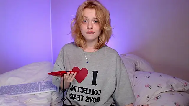 Snapshot of KatieMelone chatting on 9, 10, 2025 KatieMelone online show from 9, 10, 2025