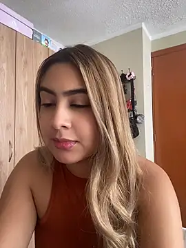 Snapshot of Miabonnett_ chatting on 7, 7, 2026 Miabonnett online show from 7, 7, 2026