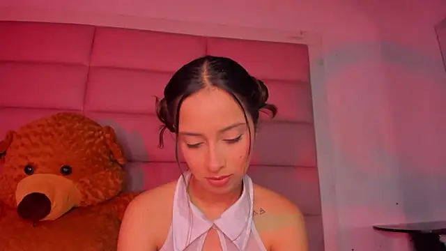 Snapshot of little-Emma chatting on 12, 11, 2025 little-Emma online show from 12, 11, 2025