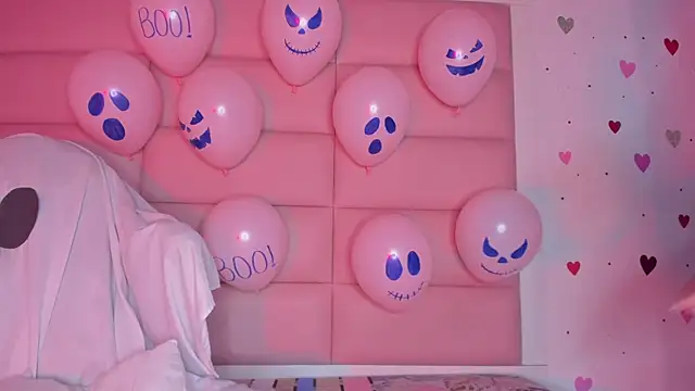 Snapshot of little-Emma chatting on 13, 10, 2025 little-Emma online show from 13, 10, 2025