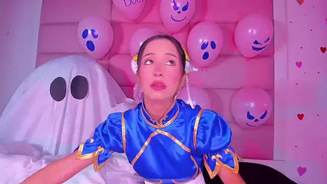 Snapshot of little-Emma chatting on 12, 10, 2025 little-Emma online show from 12, 10, 2025