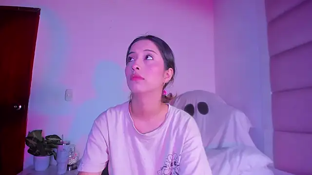 Snapshot of little-Emma chatting on 11, 10, 2025 little-Emma online show from 11, 10, 2025