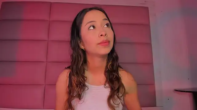 Snapshot of little-Emma chatting on 15, 11, 2025 little-Emma online show from 15, 11, 2025