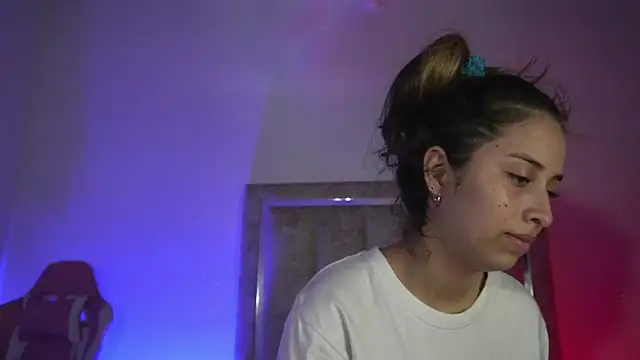 Snapshot of little-Emma chatting on 1, 7, 2026 little-Emma online show from 1, 7, 2026