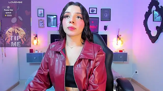 Charlotte  Benett online show from 3, 11, 2025