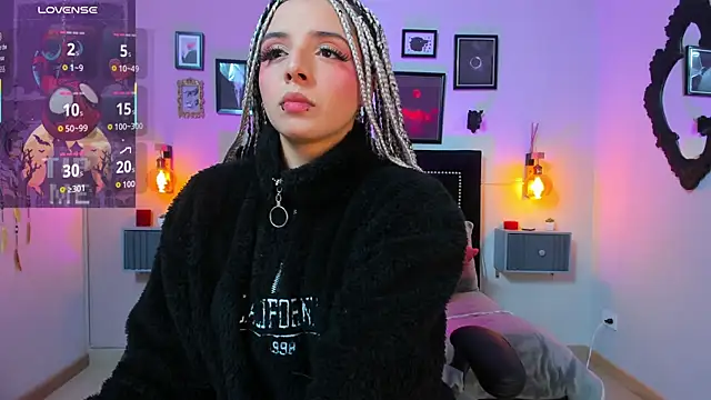 Charlotte  Benett online show from 10, 11, 2025