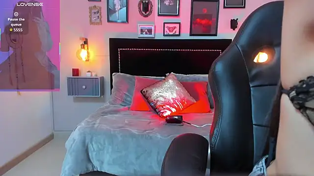 Charlotte  Benett online show from 14, 10, 2025