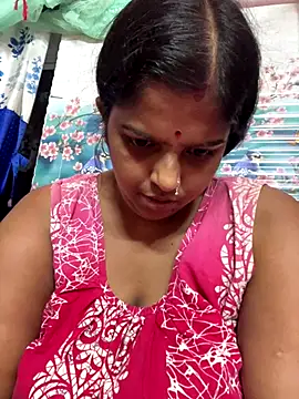 Snapshot of Beauty-queen chatting on 13, 10, 2025 Beauty-queen online show from 13, 10, 2025