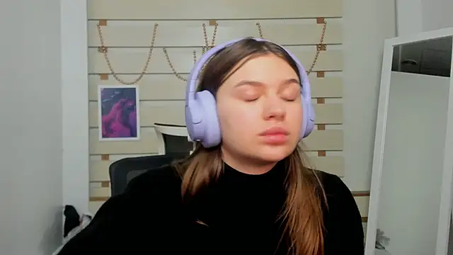 Josephine Kiss online show from 8, 2, 2025