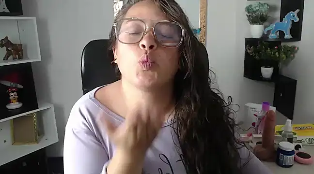 SaraThomso online show from 4, 2, 2025