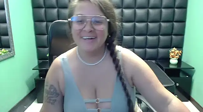 SaraThomso online show from 2, 2, 2025