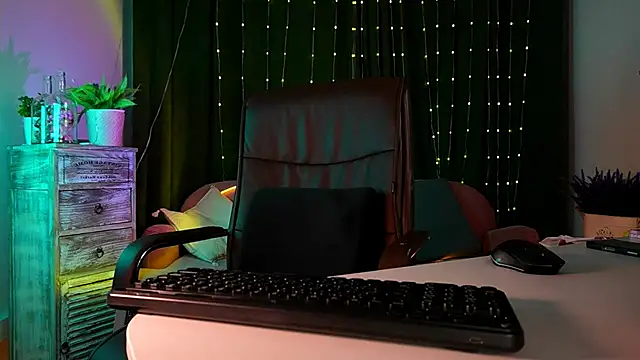 Snapshot of LolaLemona chatting on 7, 6, 2026 LolaLemona online show from 7, 6, 2026