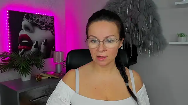 HelenLuxx online show from 4, 2, 2025