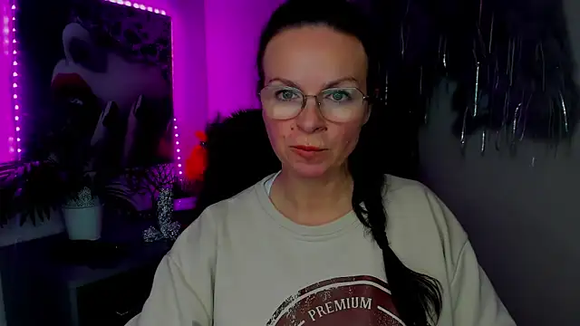 HelenLuxx online show from 9, 2, 2026