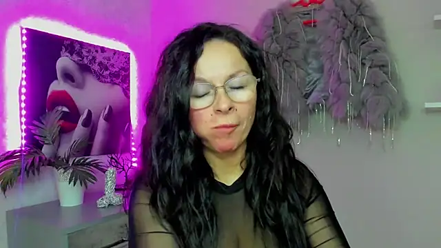 HelenLuxx online show from 4, 12, 2025