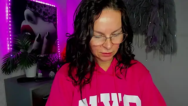 HelenLuxx online show from 7, 3, 2026