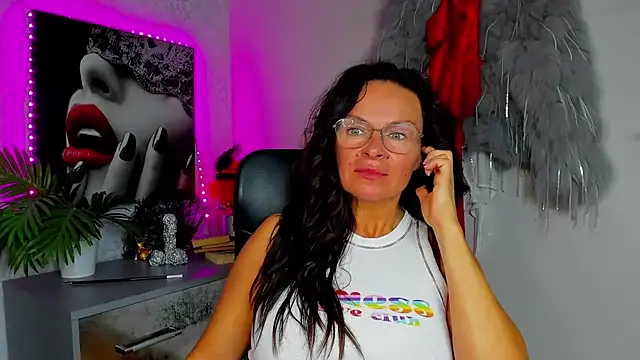 HelenLuxx online show from 13, 7, 2026