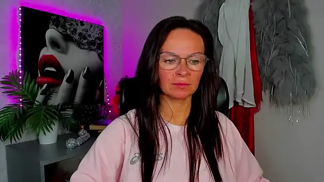 HelenLuxx online show from 17, 6, 2026