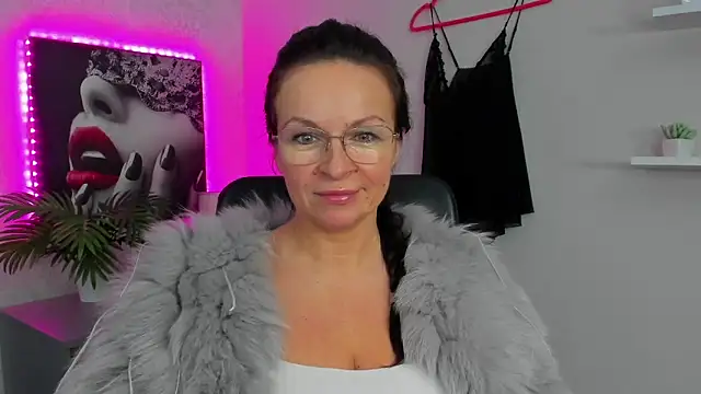 HelenLuxx online show from 4, 2, 2025