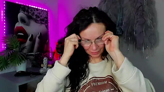 HelenLuxx online show from 15, 4, 2026